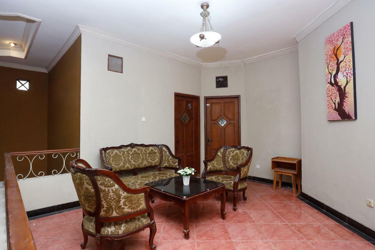 Oyo 1072 Kampung Condro Wulan Guesthouse Maguwo Exteriör bild