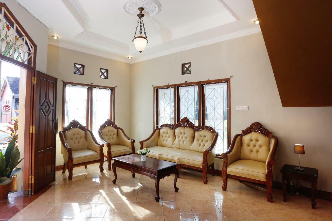 Oyo 1072 Kampung Condro Wulan Guesthouse Maguwo Exteriör bild