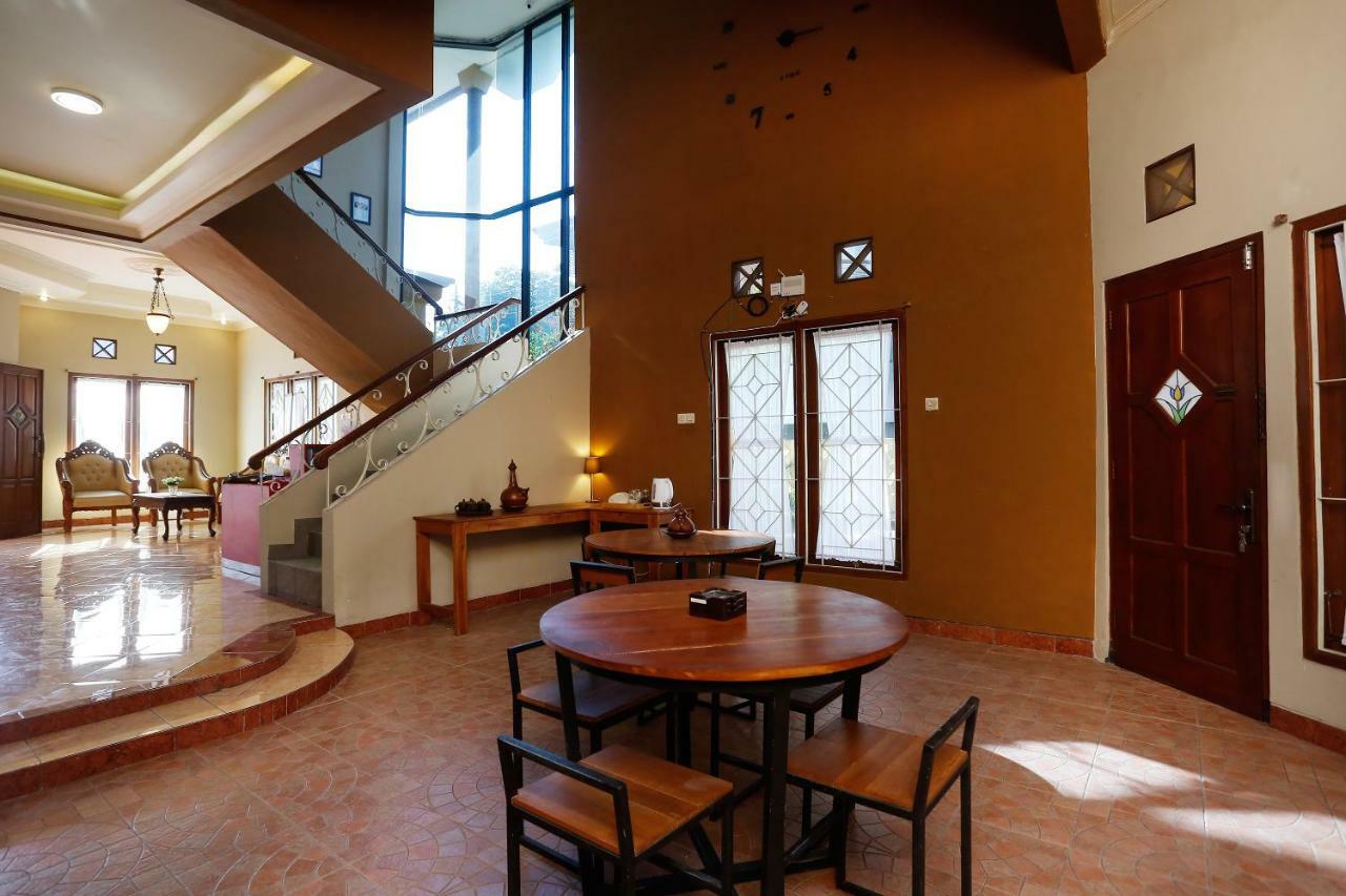 Oyo 1072 Kampung Condro Wulan Guesthouse Maguwo Exteriör bild