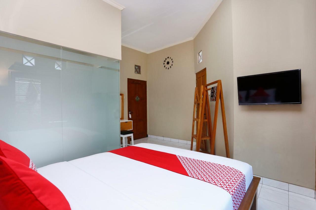 Oyo 1072 Kampung Condro Wulan Guesthouse Maguwo Exteriör bild