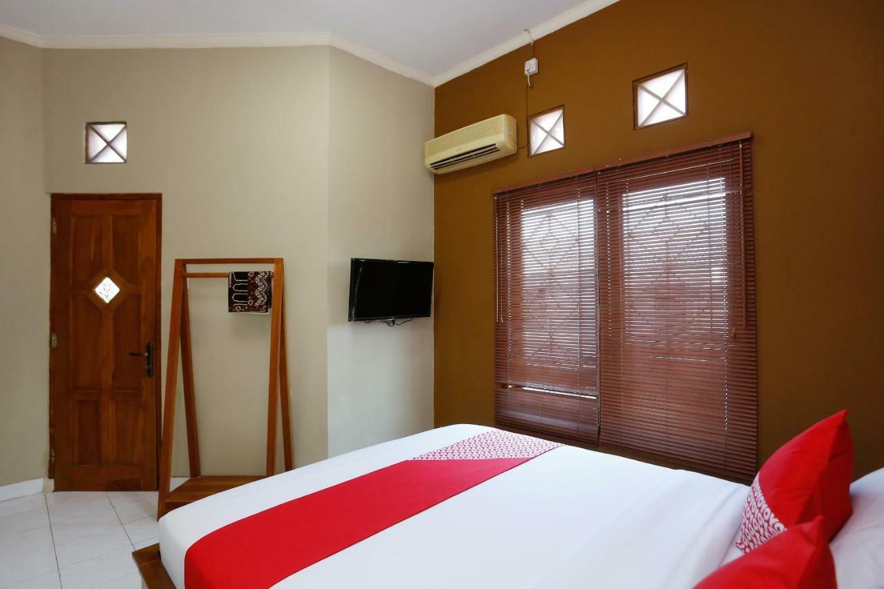 Oyo 1072 Kampung Condro Wulan Guesthouse Maguwo Exteriör bild