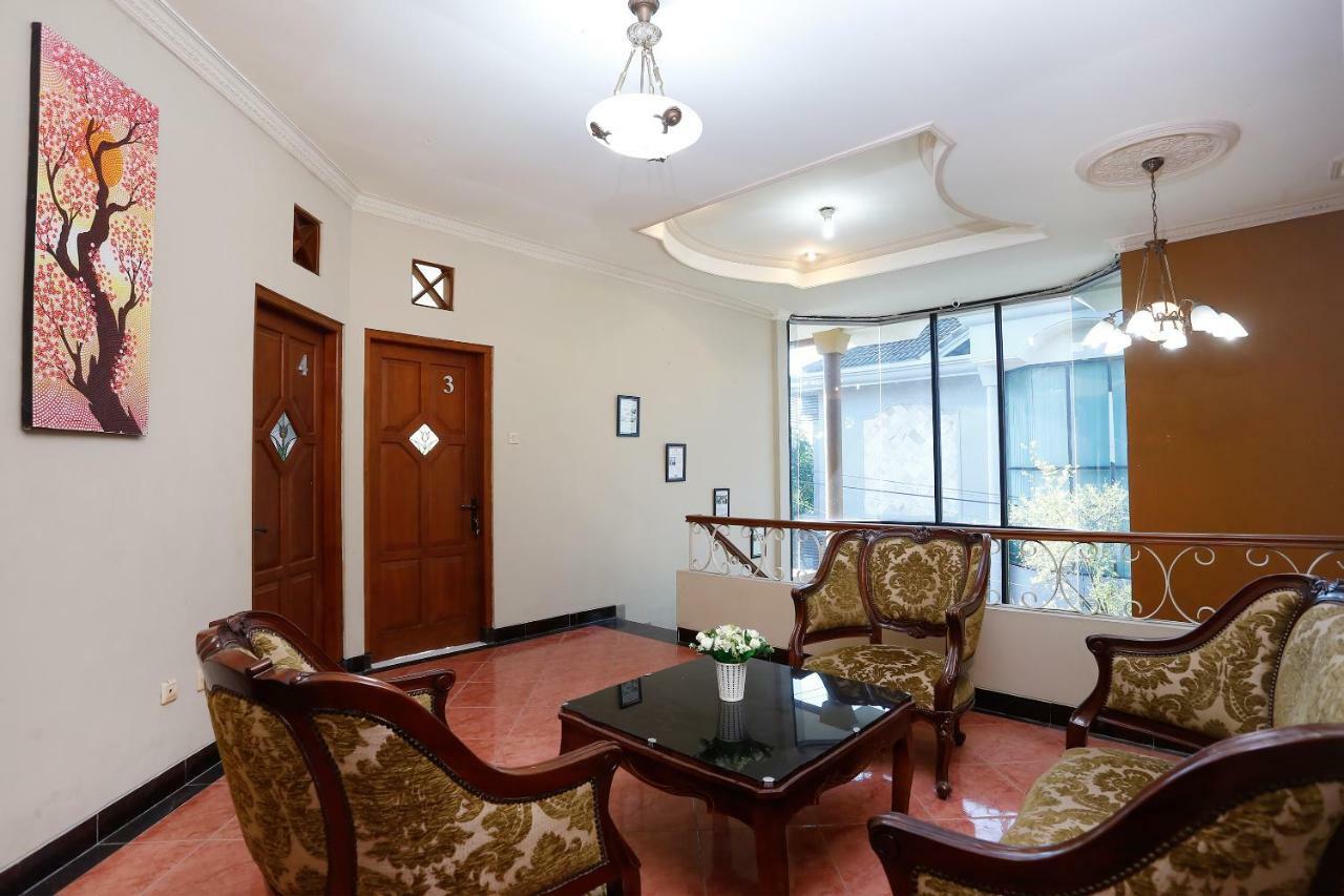 Oyo 1072 Kampung Condro Wulan Guesthouse Maguwo Exteriör bild