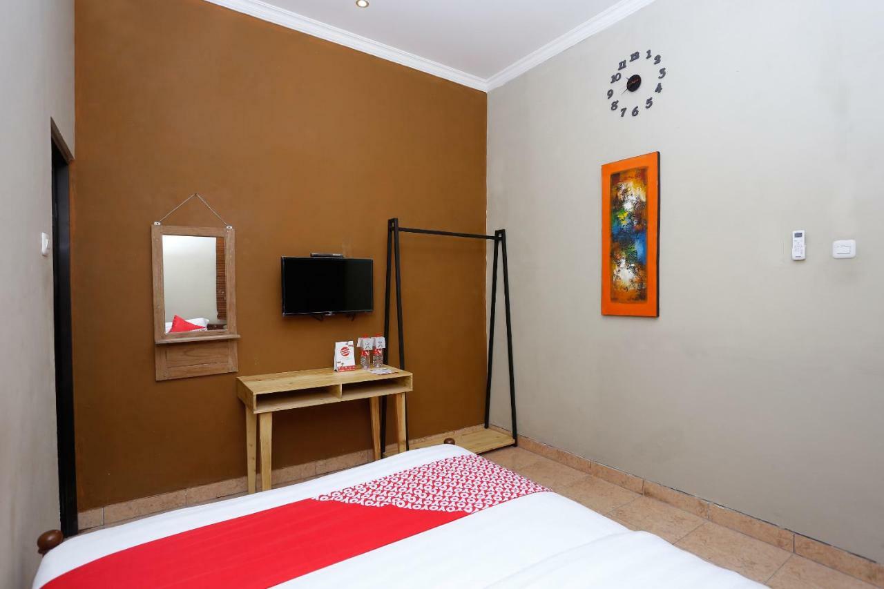 Oyo 1072 Kampung Condro Wulan Guesthouse Maguwo Exteriör bild