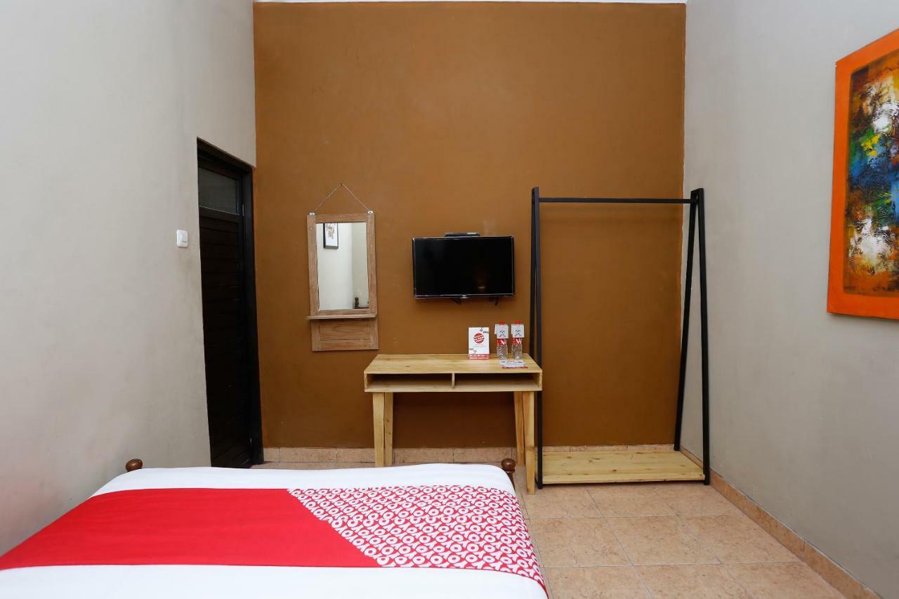 Oyo 1072 Kampung Condro Wulan Guesthouse Maguwo Exteriör bild